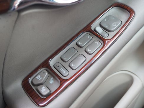 Used 2000 Cadillac De Ville DTS w/ Safety/Security Pkg image 19