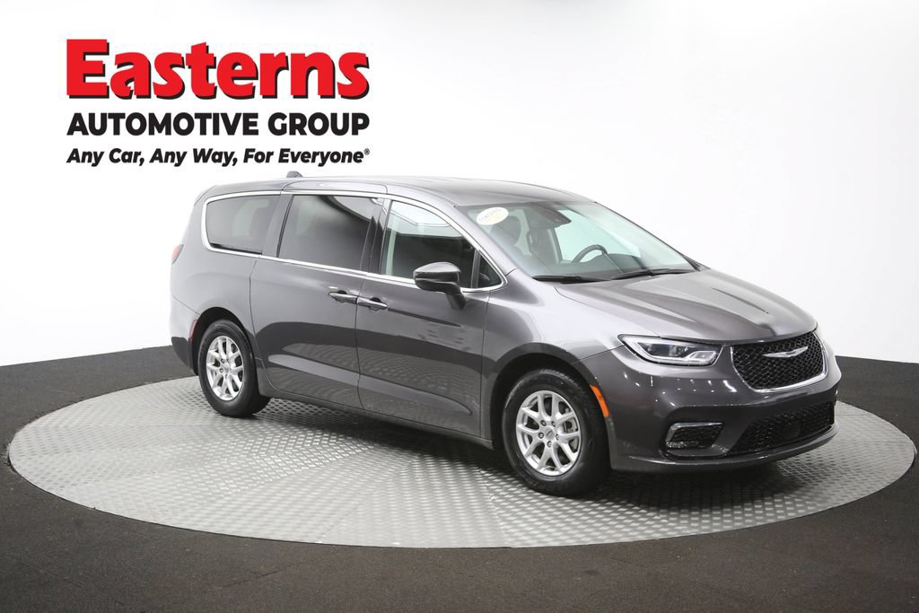 Used 2023 Chrysler Pacifica Touring-L FWD image 52