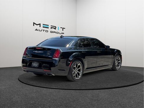 Used 2018 Chrysler 300 Touring w/ Sport Appearance Package RWD image 9
