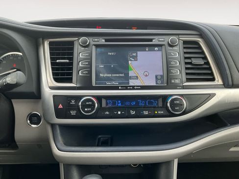 Used 2017 Toyota Highlander XLE image 17