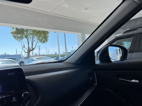 Used 2025 Nissan Rogue SV FWD image 37