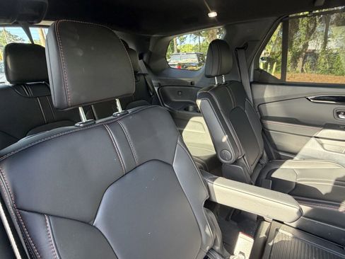 Used 2025 Honda Pilot TrailSport image 41