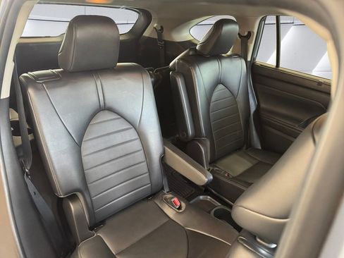 Used 2022 Toyota Highlander XLE image 16