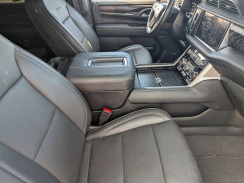 Used 2024 GMC Yukon XL Denali w/ Advanced Technology Package image 12