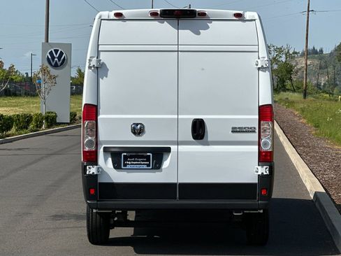 Used 2024 RAM ProMaster 2500 FWD image 4