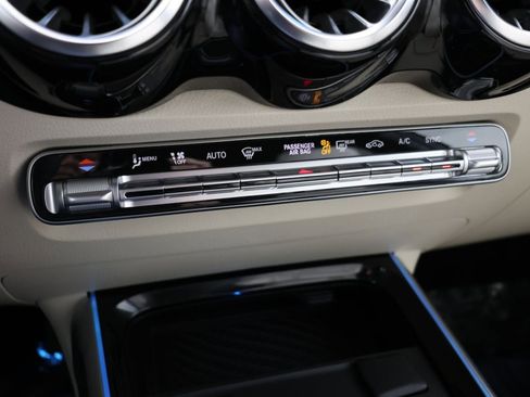 Used 2025 Mercedes-Benz GLB 250 4MATIC image 26