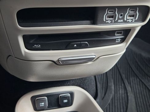 Used 2021 Chrysler Pacifica Touring-L w/ Uconnect Theater Family Group FWD image 11