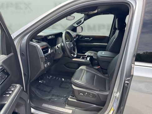 Used 2025 GMC Yukon XL Denali AWD/4WD image 8