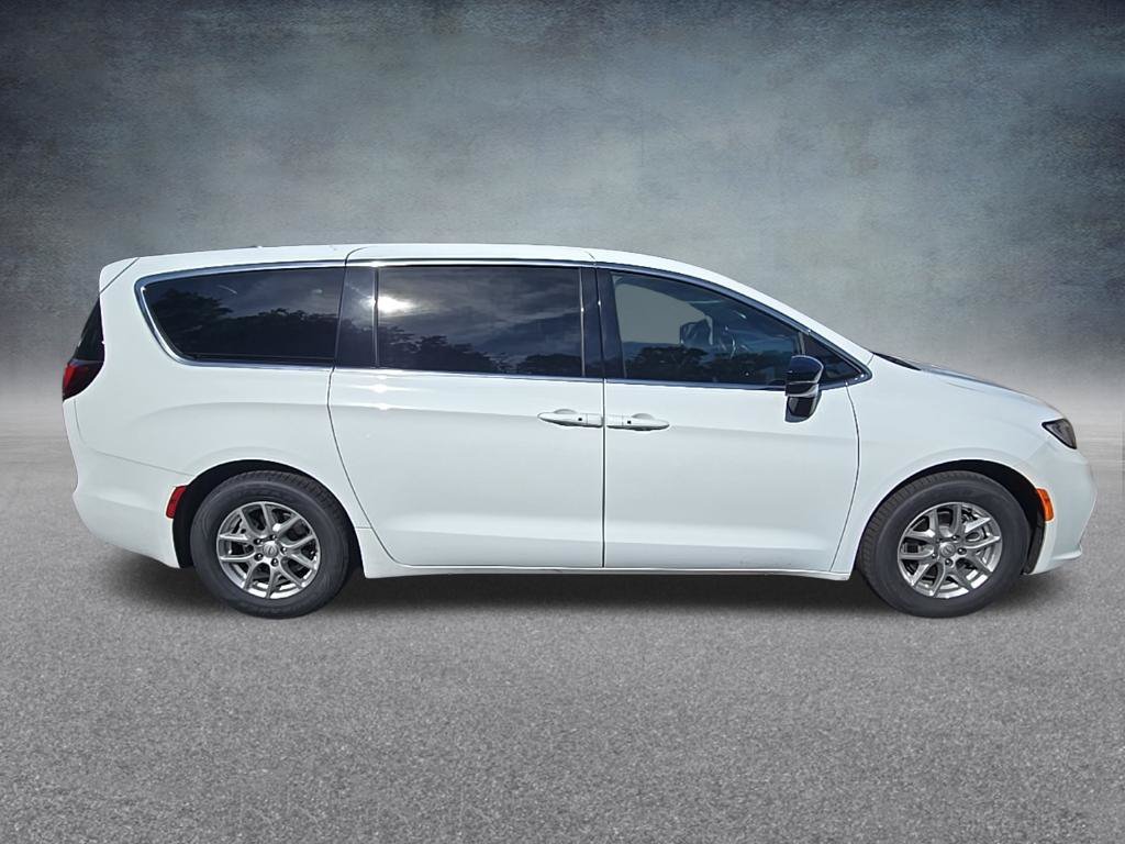 Used 2026 Chrysler Pacifica Select FWD image 9