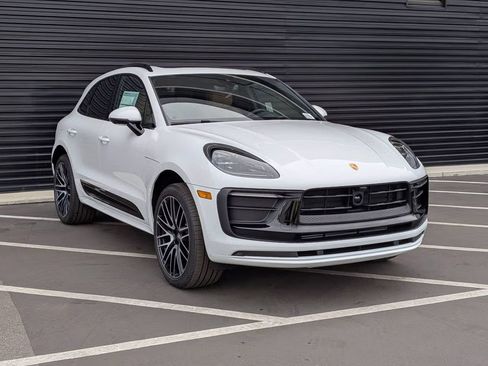 Certified 2026 Porsche Macan AWD/4WD image 9