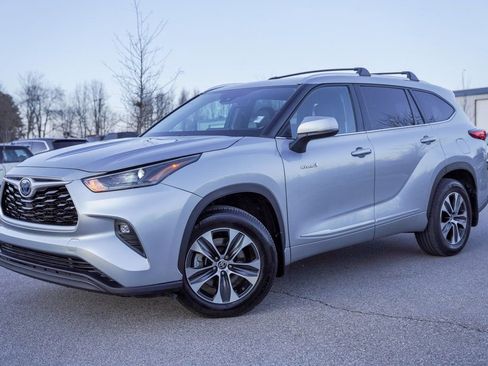 Used 2021 Toyota Highlander XLE image 2