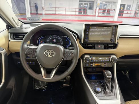 Used 2021 Toyota RAV4 Limited image 16