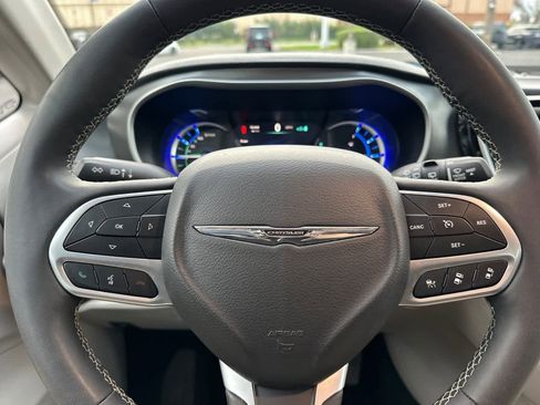 Used 2024 Chrysler Pacifica Select image 25