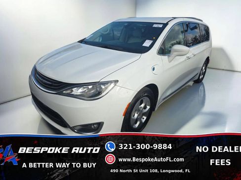 Used 2018 Chrysler Pacifica Touring-L FWD image 1