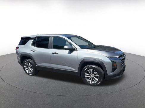 Used 2025 Chevrolet Equinox LT FWD image 2