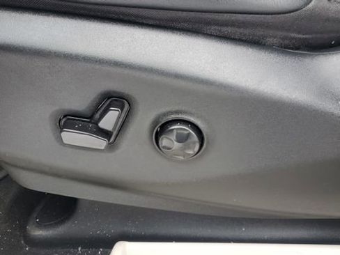 Certified 2024 Chrysler Pacifica Touring-L image 24