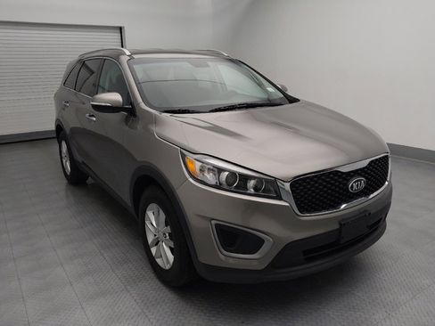 Used 2017 Kia Sorento LX w/ LX Convenience Package image 13
