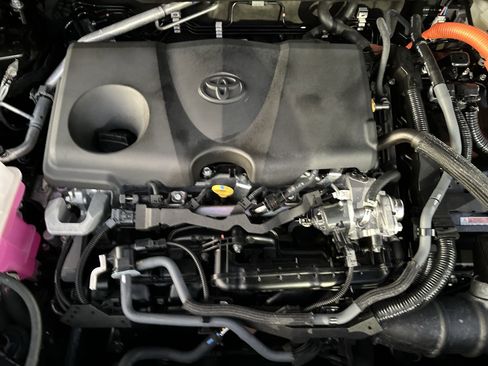 Used 2024 Toyota Venza XLE image 17