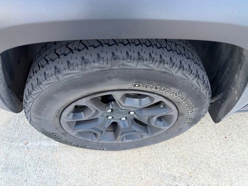 Used 2019 Jeep Cherokee Trailhawk AWD/4WD image 5