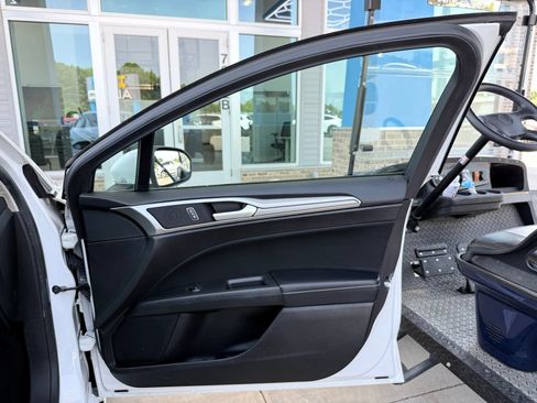 Used 2019 Ford Fusion SE FWD image 17