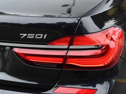 Used 2019 BMW 750i w/ M Sport Package RWD image 8