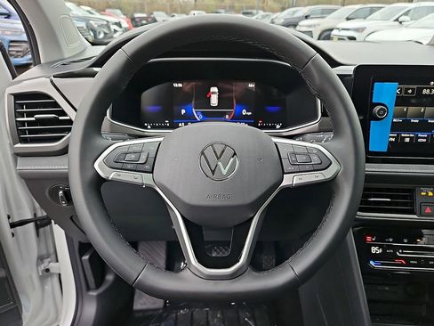 New 2026 Volkswagen Taos SE image 18