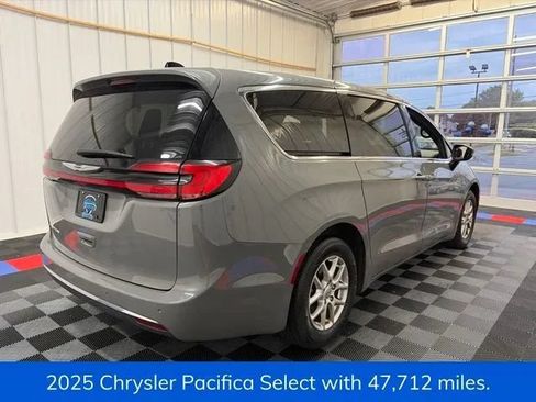 Used 2025 Chrysler Pacifica Select FWD image 3