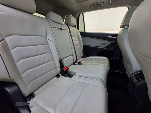 Used 2018 Volkswagen Tiguan SEL Premium image 17