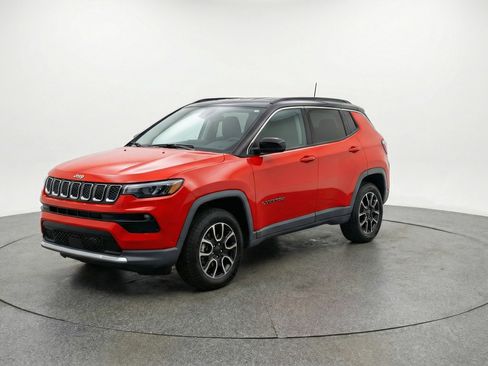Used 2025 Jeep Compass Trailhawk AWD/4WD image 3