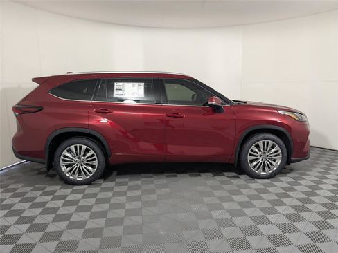 New 2026 Toyota Highlander Platinum image 4