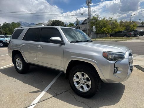 Used 2017 Toyota 4Runner SR5 AWD/4WD image 3