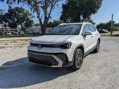 New 2025 Volkswagen Taos SE image 3