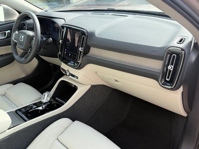 Certified 2024 Volvo XC40 B5 Plus AWD/4WD image 19