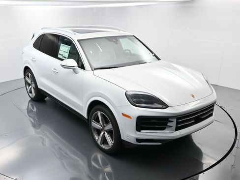 Certified 2025 Porsche Cayenne AWD/4WD image 40