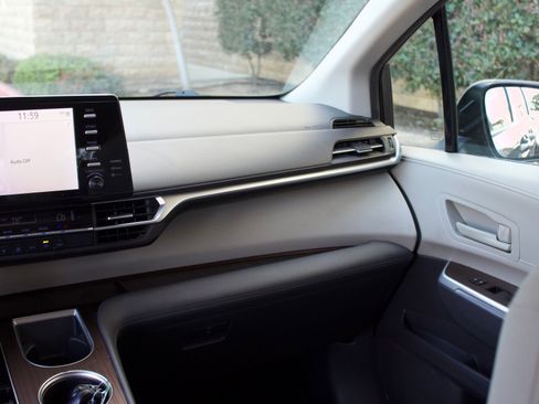 Used 2022 Toyota Sienna LE FWD image 17