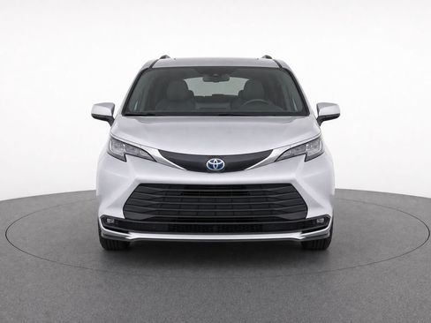 Used 2024 Toyota Sienna LE FWD image 7