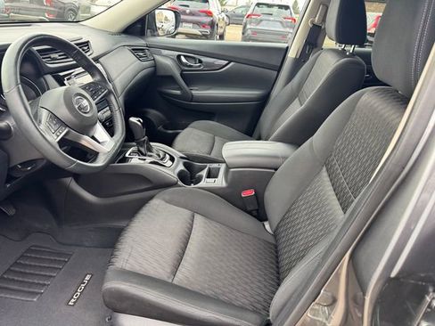 Used 2018 Nissan Rogue SV w/ Premium Package image 2