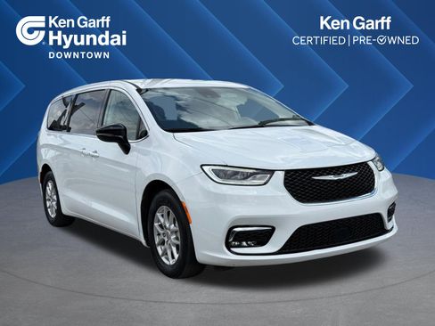 Used 2024 Chrysler Pacifica Touring-L FWD image 1