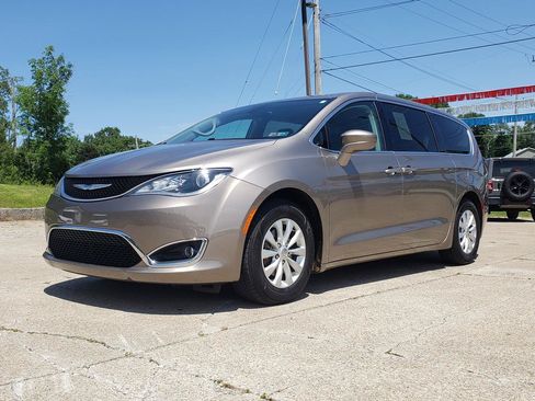 Used 2018 Chrysler Pacifica Touring Plus FWD image 7