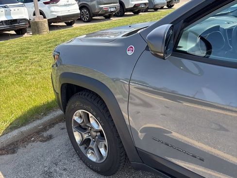 Used 2019 Jeep Cherokee Trailhawk w/ Comfort/Convenience Group AWD/4WD image 2