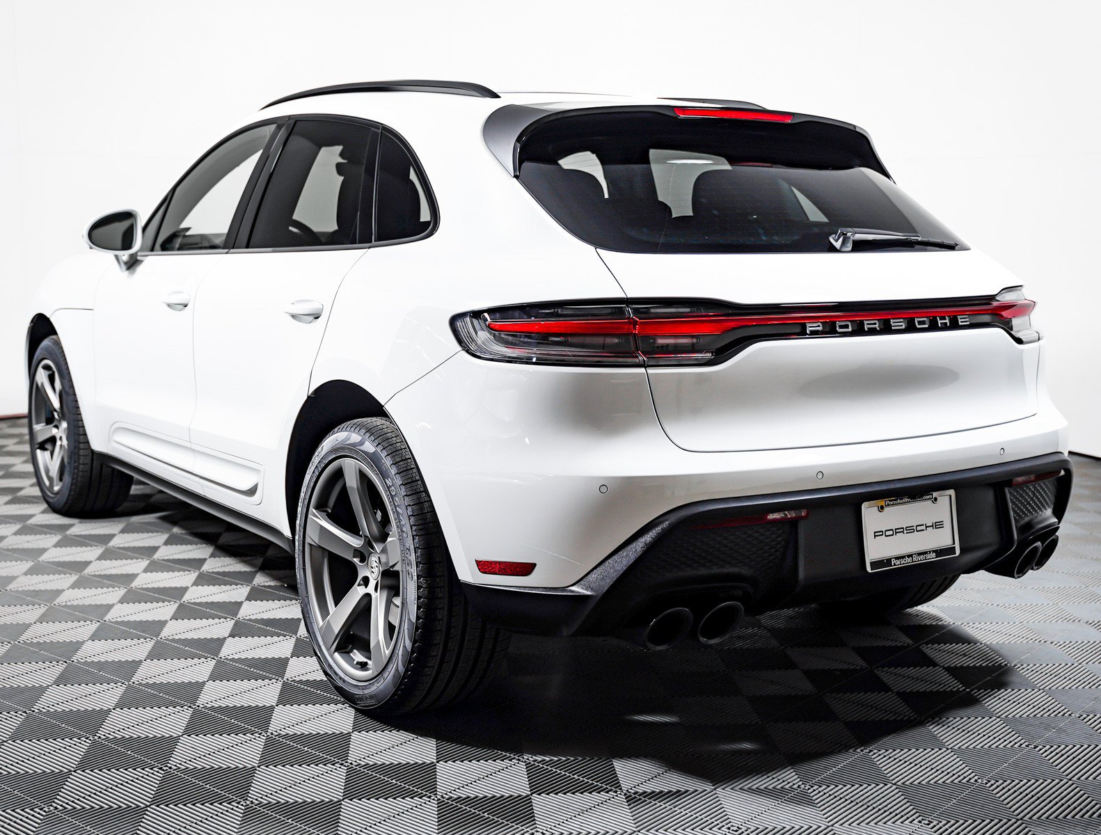 Certified 2023 Porsche Macan AWD/4WD image 3