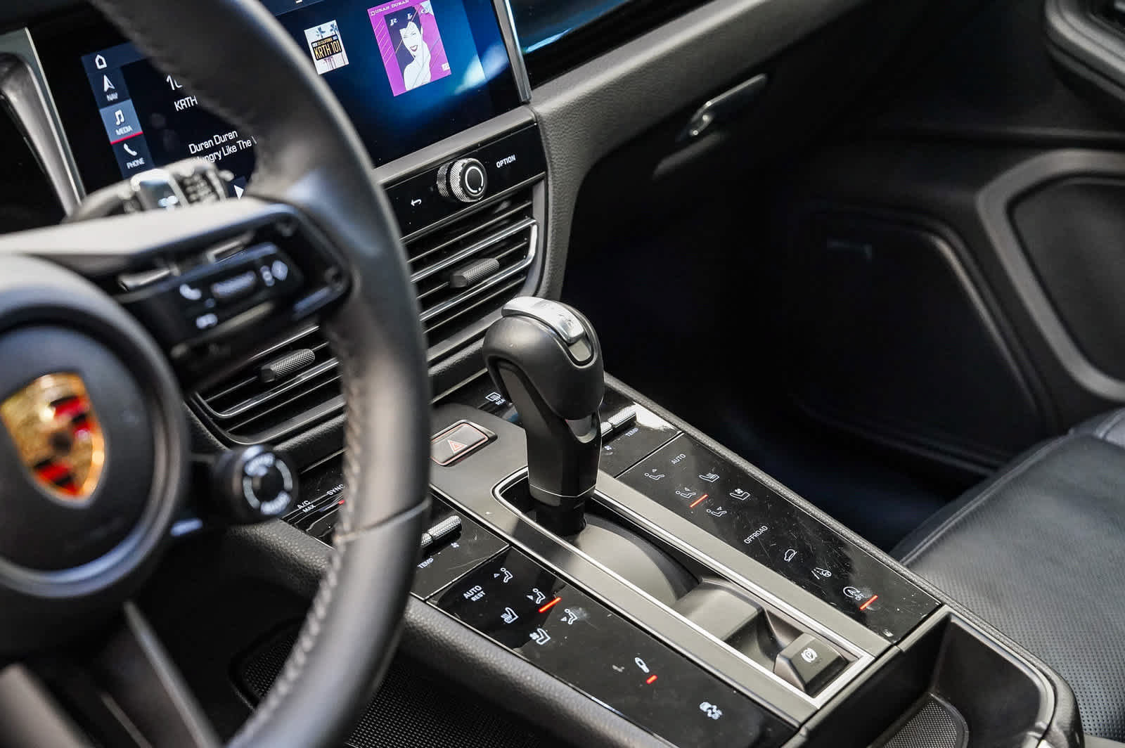 Used 2025 Porsche Macan Turbo AWD/4WD image 24