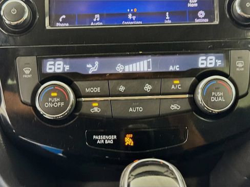 Used 2018 Nissan Rogue SV AWD/4WD image 18