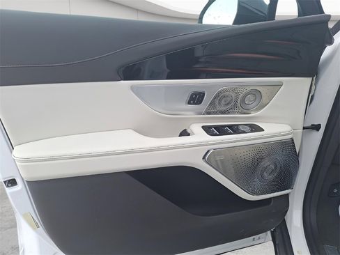 Used 2025 Lincoln Nautilus Black Label w/ Jet Appearance Package image 17