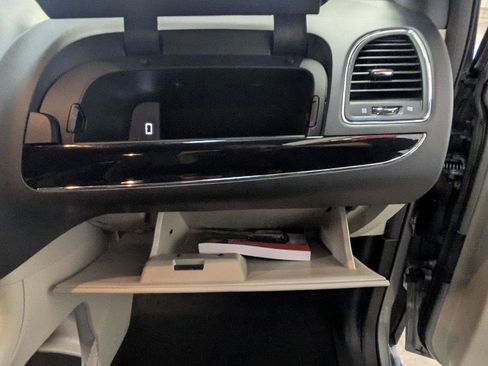 Used 2020 Dodge Grand Caravan SXT w/ Rear Park Assist Package image 25