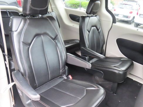 Used 2020 Chrysler Voyager Lxi FWD image 36