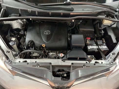 Used 2019 Toyota Sienna XLE image 37