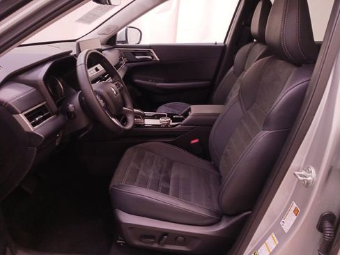 Used 2025 Mitsubishi Outlander SE image 12
