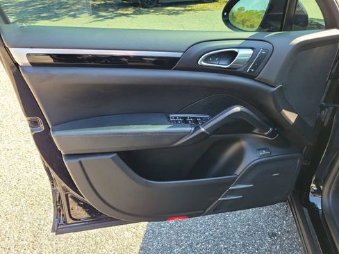 Used 2018 Porsche Cayenne S image 10