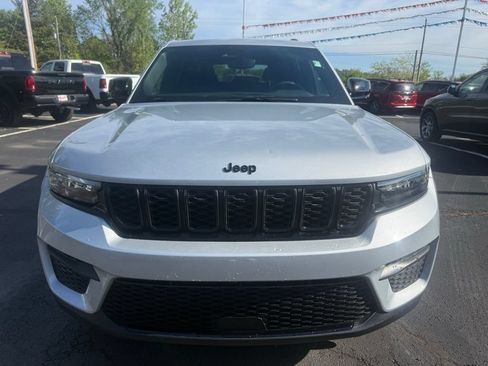 Used 2024 Jeep Grand Cherokee Altitude AWD/4WD image 3